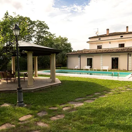 Delle - Con Piscina *